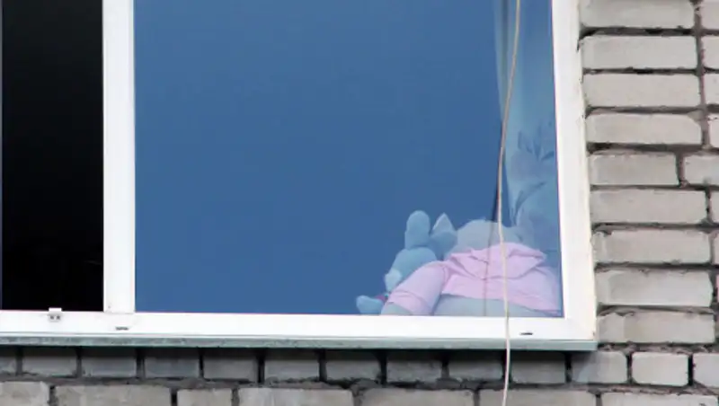 С начала года из окон в Казахстане выпали 17 детей