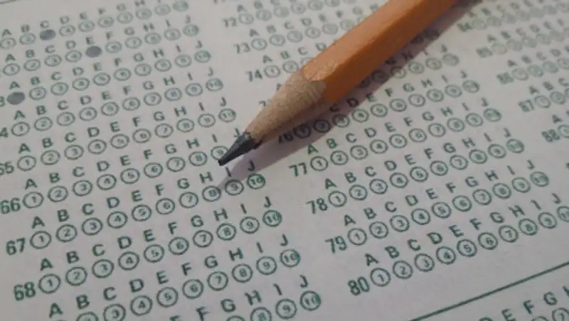 В чем подозревают главу центра тестирования