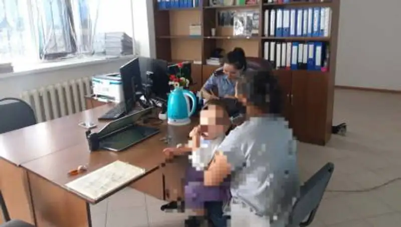 Полицейские наткнулись на двухлетнего мальчика в парке, гулявшего в одиночестве