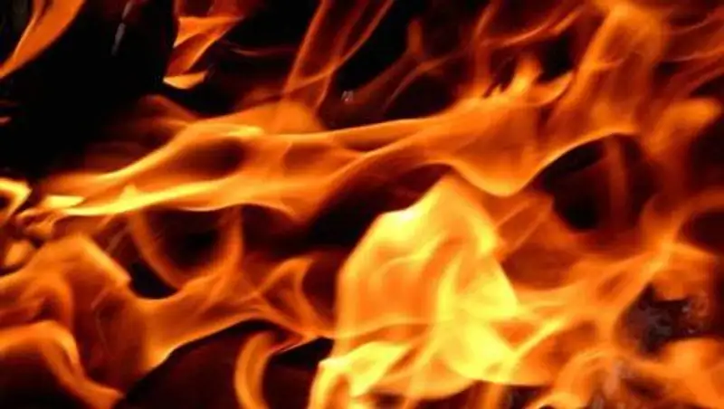 В Аягозском районе ВКО из-за загоревшихся конструкций произошло возгорание автомобиля