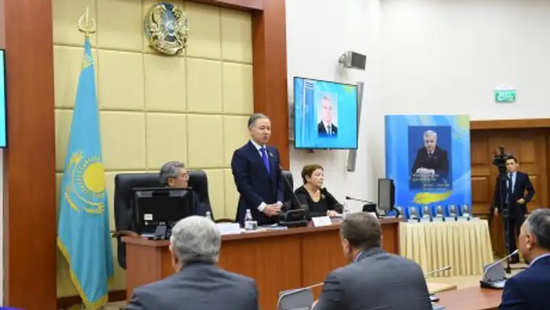 В Мажилисе почтили память Сергея Дьяченко