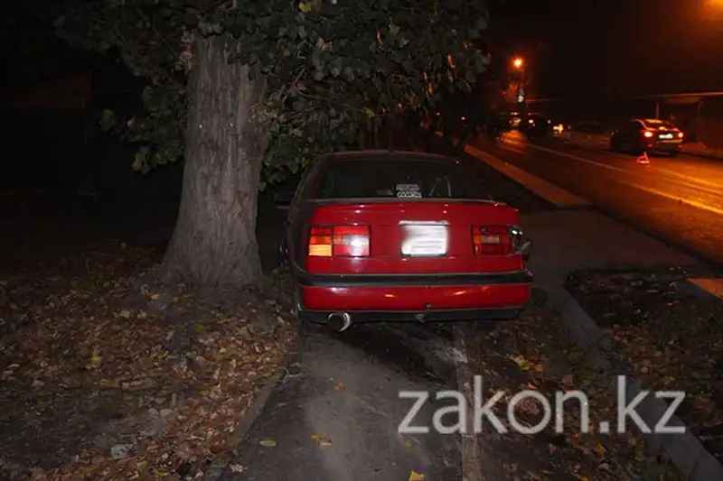 В Алматы водитель Фольксвагена врезался в Ауди с двумя маленькими пассажирами (фото) В Алматы водитель Фольксвагена врезался в Ауди с двумя маленькими пассажирами (фото), фото - Новости Zakon.kz от 01.11.2013 20:00