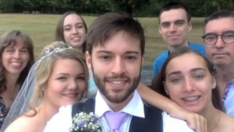 Канадец сделал видео к свадьбе из селфи, которые делал девять лет