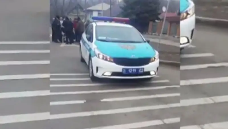 В Алматы патрульная машина сбила ребенка