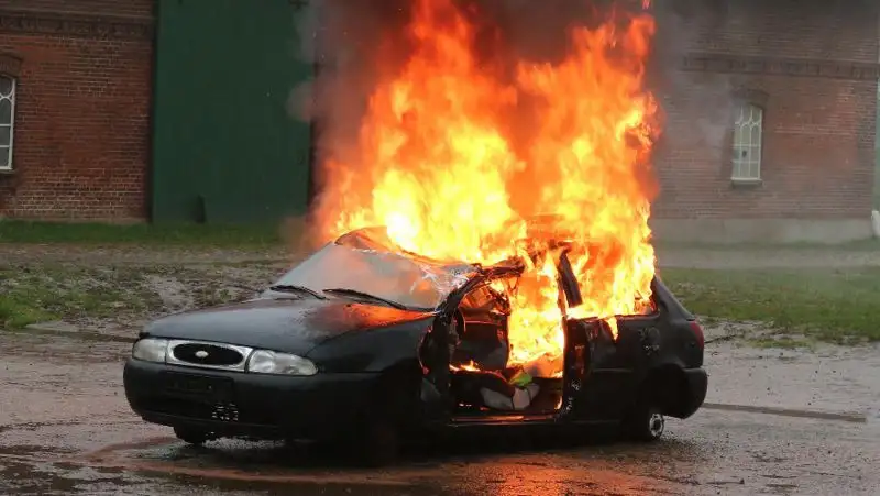 Автомобиль сгорел во дворе многоэтажного дома в Актау