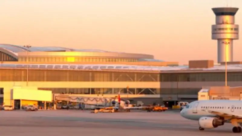 В аэропорту Торонто у терминала столкнулись два самолета