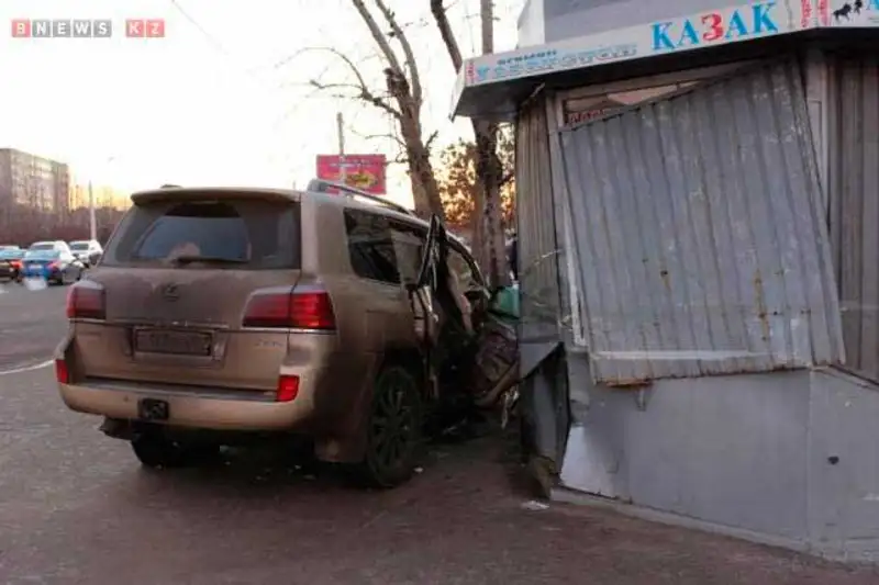 В Астане Lexus врезался в газетный киоск, есть пострадавшие (фото) В Астане Lexus врезался в газетный киоск, есть пострадавшие (фото), фото - Новости Zakon.kz от 21.11.2013 17:22
