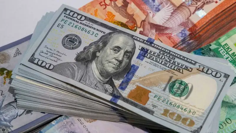 Курс доллара немного снизился на торгах 25 ноября