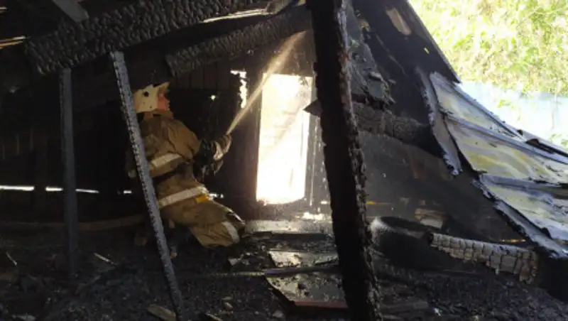 Пожар в Алматы: с одного дома огонь распространился на три крыши