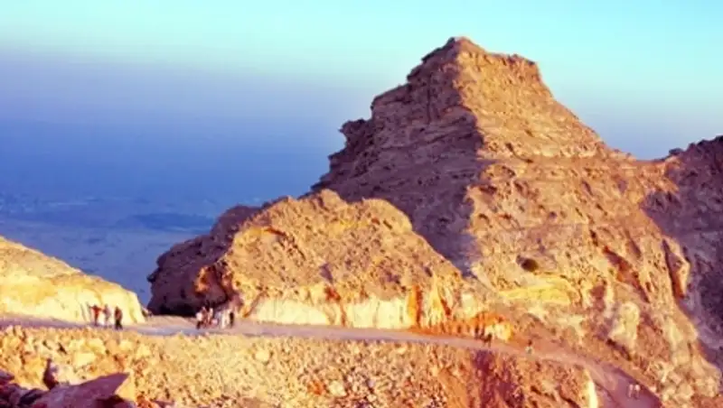 Власти ОАЭ начали операцию по спасению горы Джебель Хафит от мусора и граффити