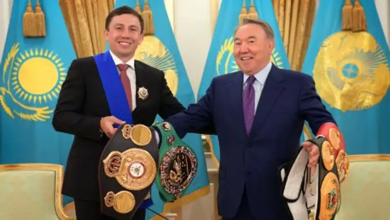Головкин подарил Назарбаеву свои чемпионские пояса