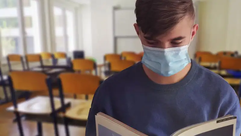 Британские ученые: Лицо в маске выглядит привлекательнее