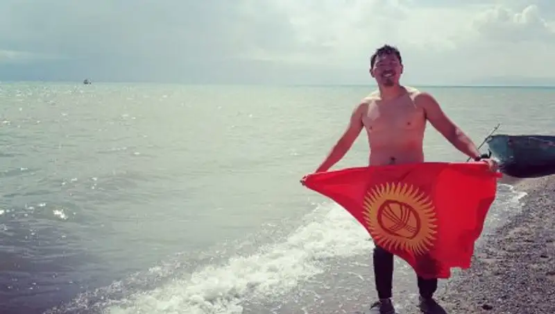 Алматинец переплыл Иссык-Куль