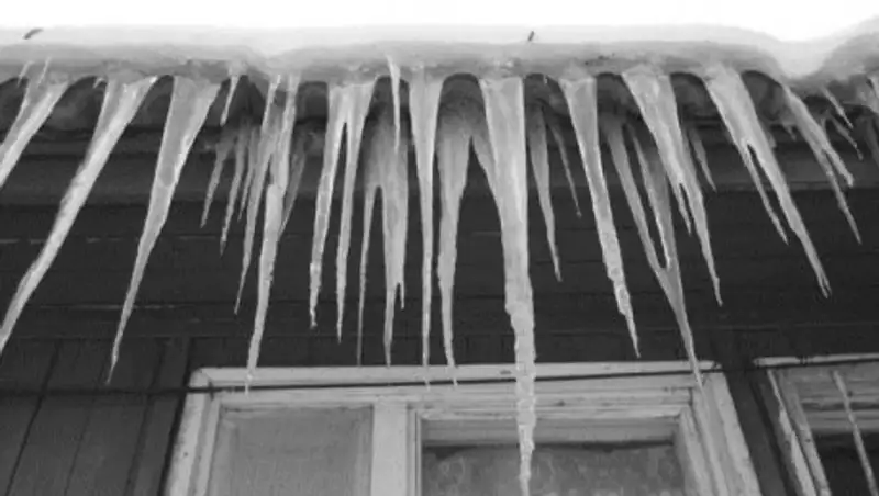 В Уральске сосулька разбила автомобиль