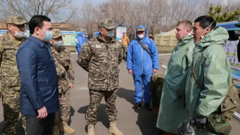 Аким Карагандинской области встретился с призывниками-добровольцами