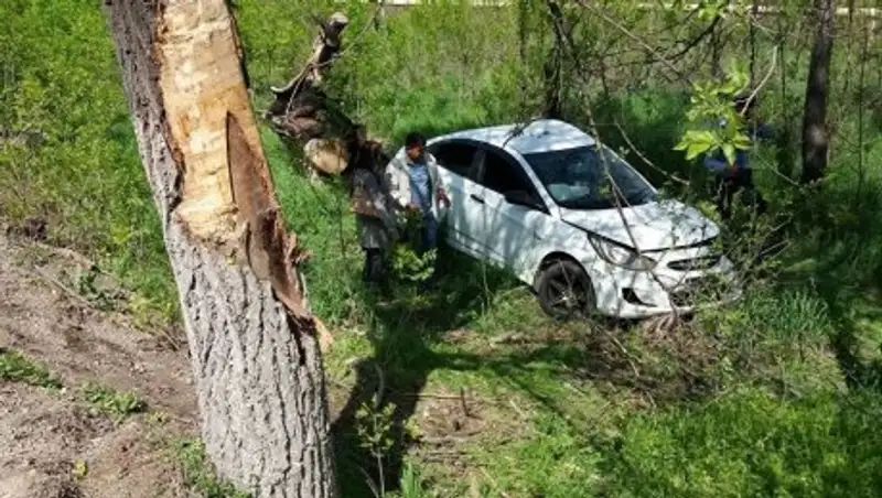 Внедорожник спровоцировал тройное ДТП на трассе близ Алматы и скрылся