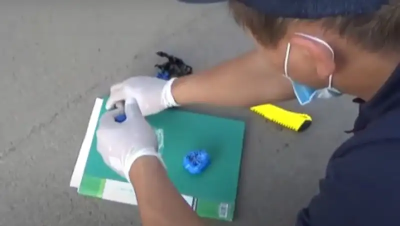 Появилось видео задержания закладчика наркотиков в столице