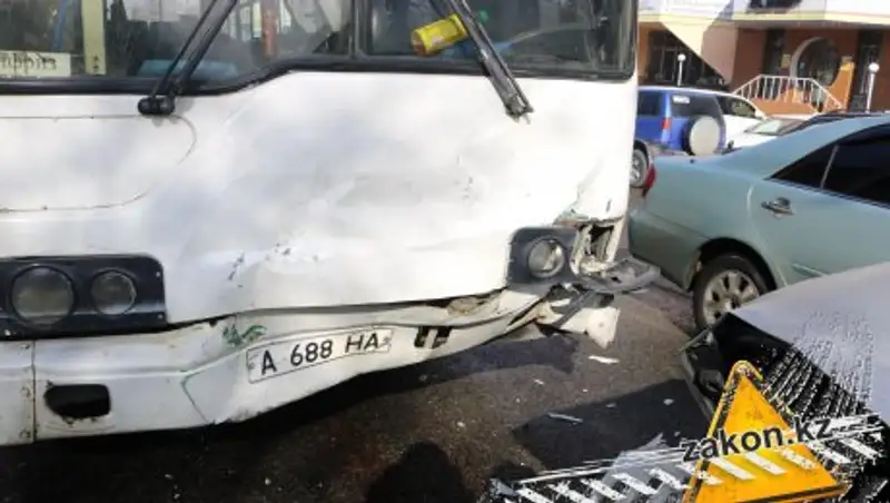 В Алматы водитель автобуса подверг опасности жизни пассажиров и пешеходов