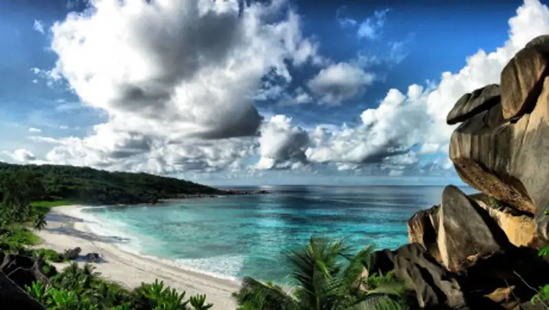 Куда казахстанцам не рекомендуют выезжать в отпуск