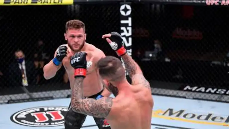 Кыргызстанский боец Рафаэль Физиев победил нокаутом на турнире UFC