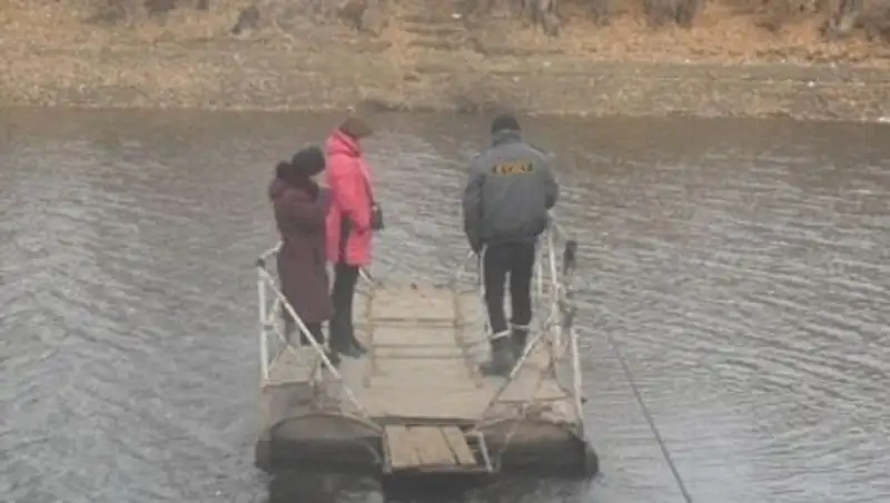В пригороде Уральска самодельные паромы угрожают жизни сотен людей
