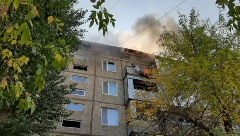 Горела открытым пламенем крыша дома в Таразе