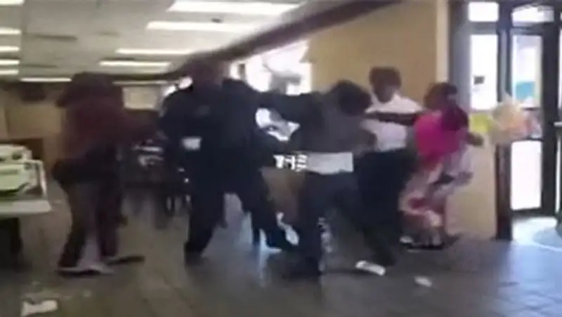 Опоздавшие на завтрак американки устроили драку в «Макдоналдсе»