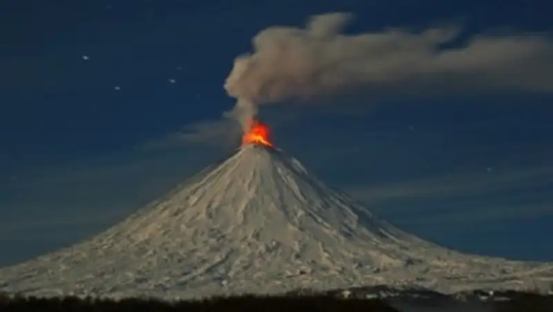 Шестикилометровый столб пепла выбросил вулкан Ключевской на Камчатке