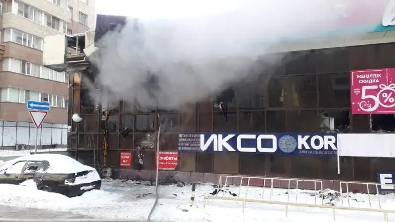 В Нур-Султане загорелся магазин одежды