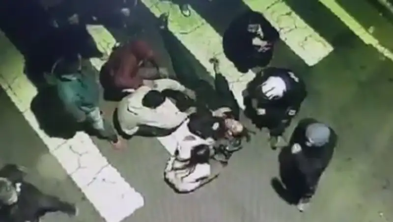 Помогавших сбитому байкеру прохожих насмерть сбил грузовик