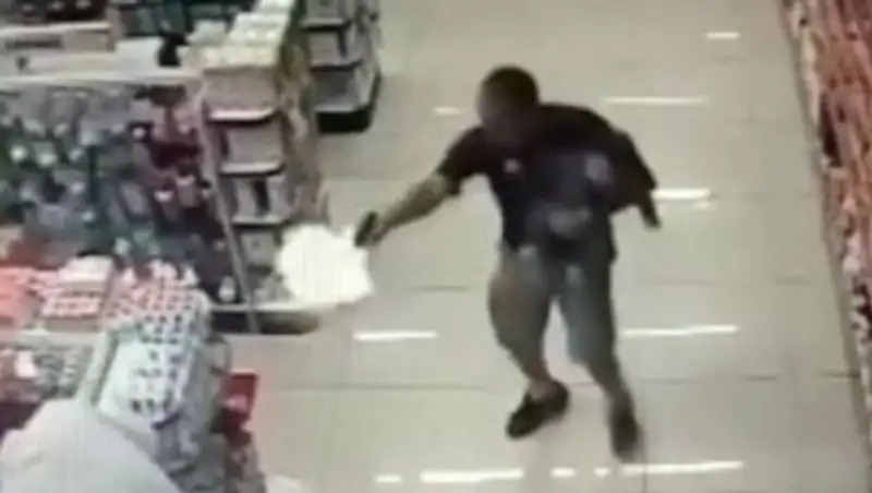 Бразильский полицейский с малышом на руках застрелил двух грабителей