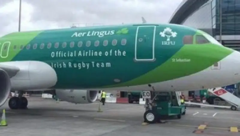 Пассажир летевшего в Дублин самолета укусил соседа и умер