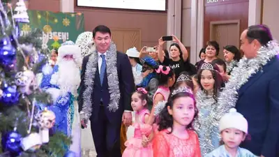 Поздравил детей с Новым Годом, фото - Новости Zakon.kz от 25.12.2022 21:12