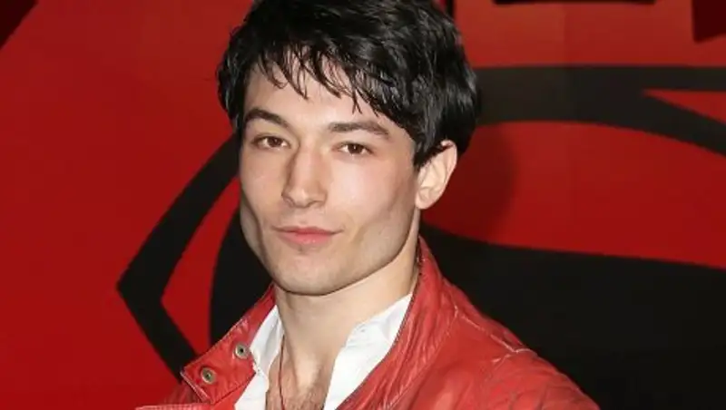 Эзра Миллер в платье и на каблуках снялся для Playboy