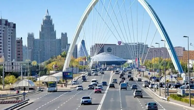 Прогнозы экспертов на 2018 год: перестановки, девальвация тенге и рост тарифов на коммуналку