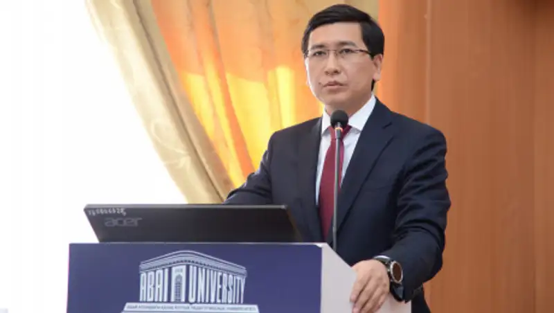 Глава МОН попросил не отождествлять дистанционное с онлайн обучением в Казахстане