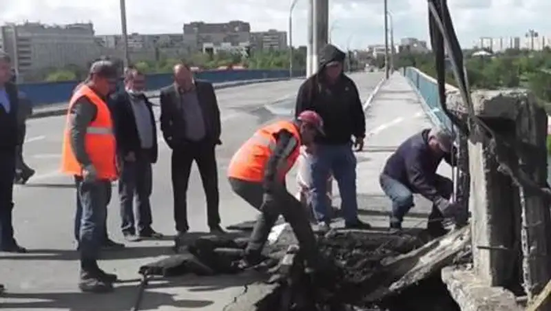 Автомобильный мост частично обрушился в Семее