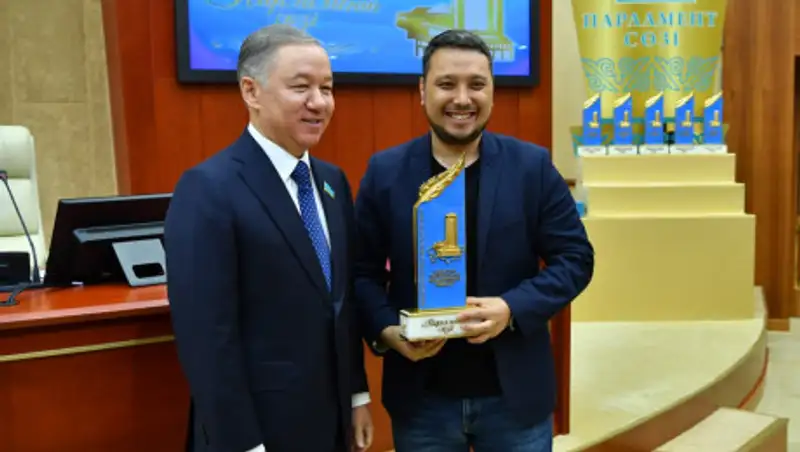 Нигматулин вручил журналистам премию Мажилиса "Парламент сөзі"