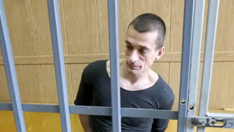 Французский суд продлил арест Павленскому