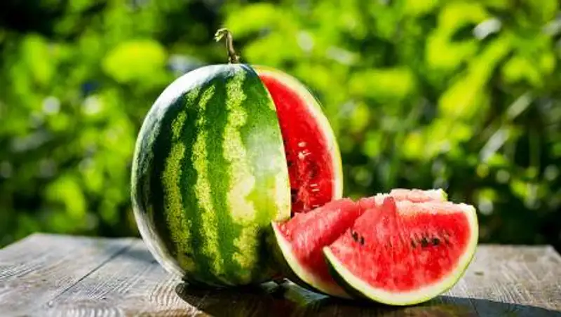 Врач рассказала, кому нельзя есть арбуз