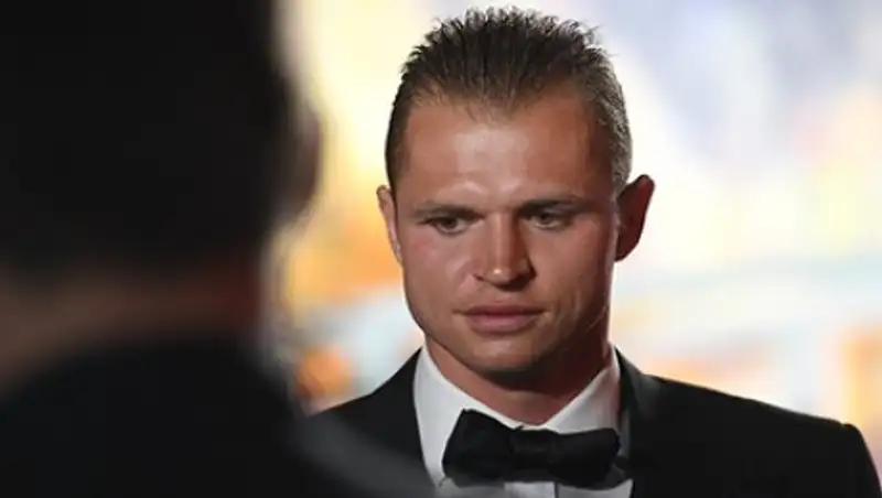 Футболист сборной России дал в лоб болельщику за съемку посиделок с кальяном