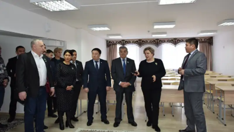 Мажилисмены разъяснили положения нового закона "О статусе педагога" сельским учителям