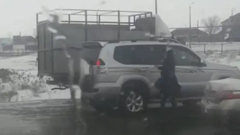 Чиновник в ЗКО забрал жену с работы на служебном авто и получил выговор