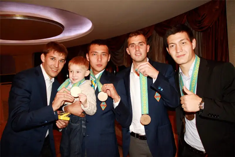 ФК «Кайрат» наградили медалями ФК «Кайрат» наградили медалями, фото - Новости Zakon.kz от 06.11.2013 03:40