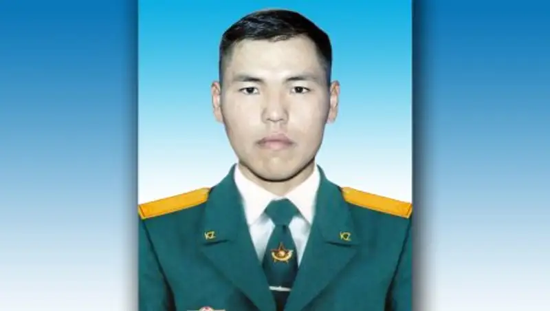 В Таразе военнослужащий по веревке спустился в квартиру и предотвратил сильный пожар