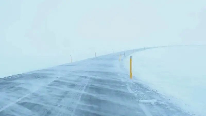 Дорогу закрыли из-за бурана в Алматинской области