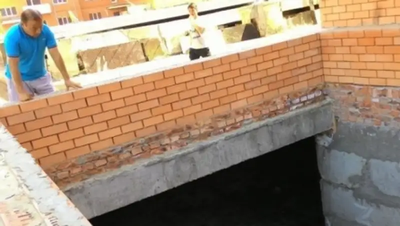 В Костанае ребенок получил разрыв селезенки при падении в подземный паркинг новостройки