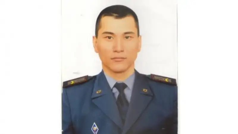 В Актобе военнослужащий спас из пожара инвалида и малолетних детей