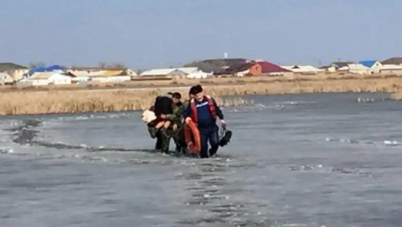 В Атырауской области спасли провалившихся под лед детей