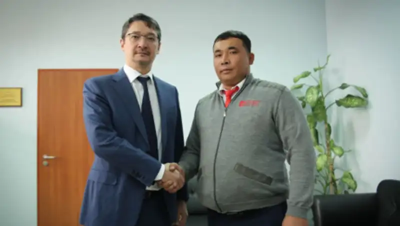 Водитель столичного автобуса предотвратил пожар на дороге